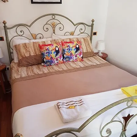 فندق مبيت وإفطار La Maison Di Alice Castiglione Chiavarese